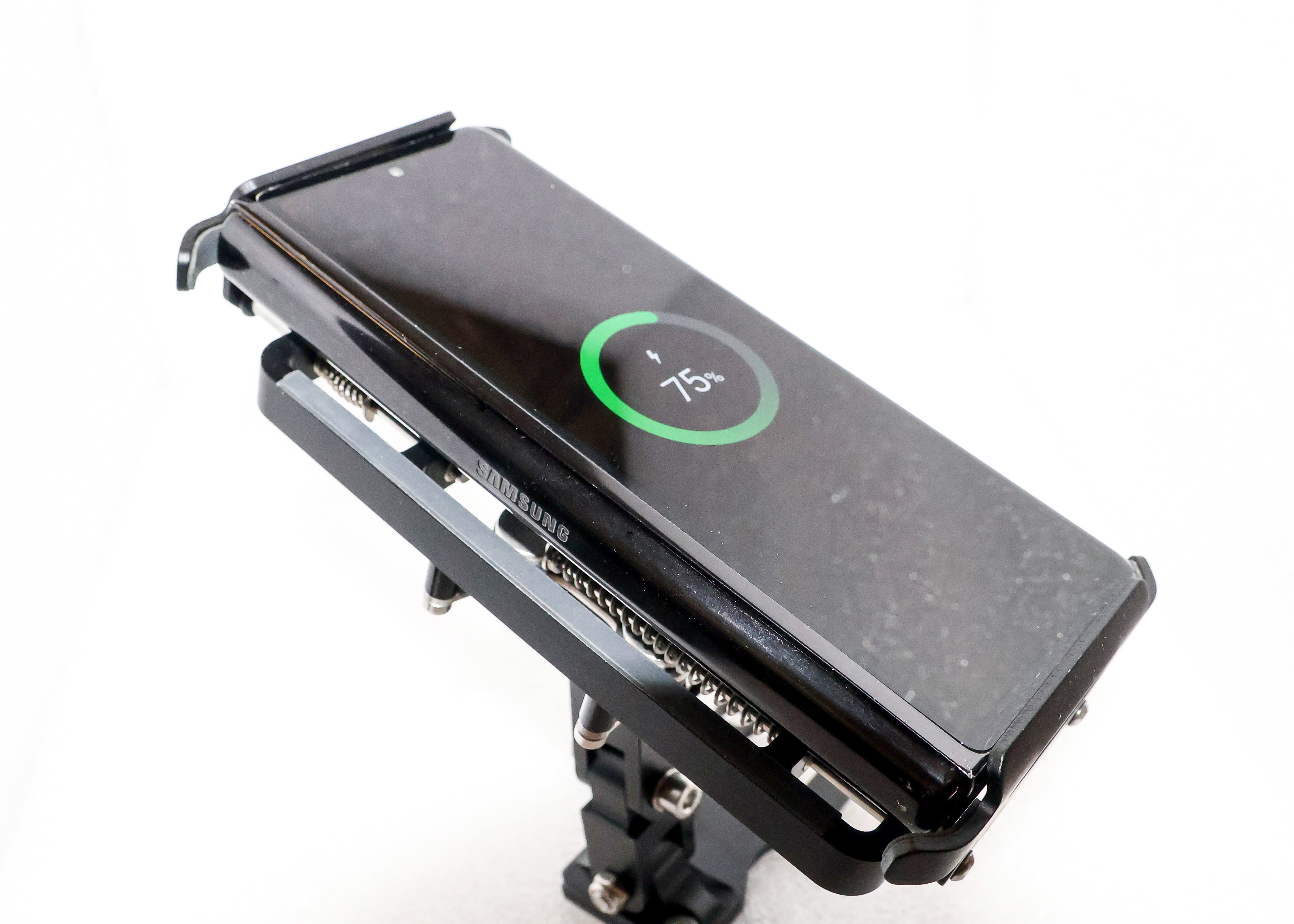 MCB-FOLD telefontartó - vezeték nélküli töltőtekerccsel, USB C csatlakozással.